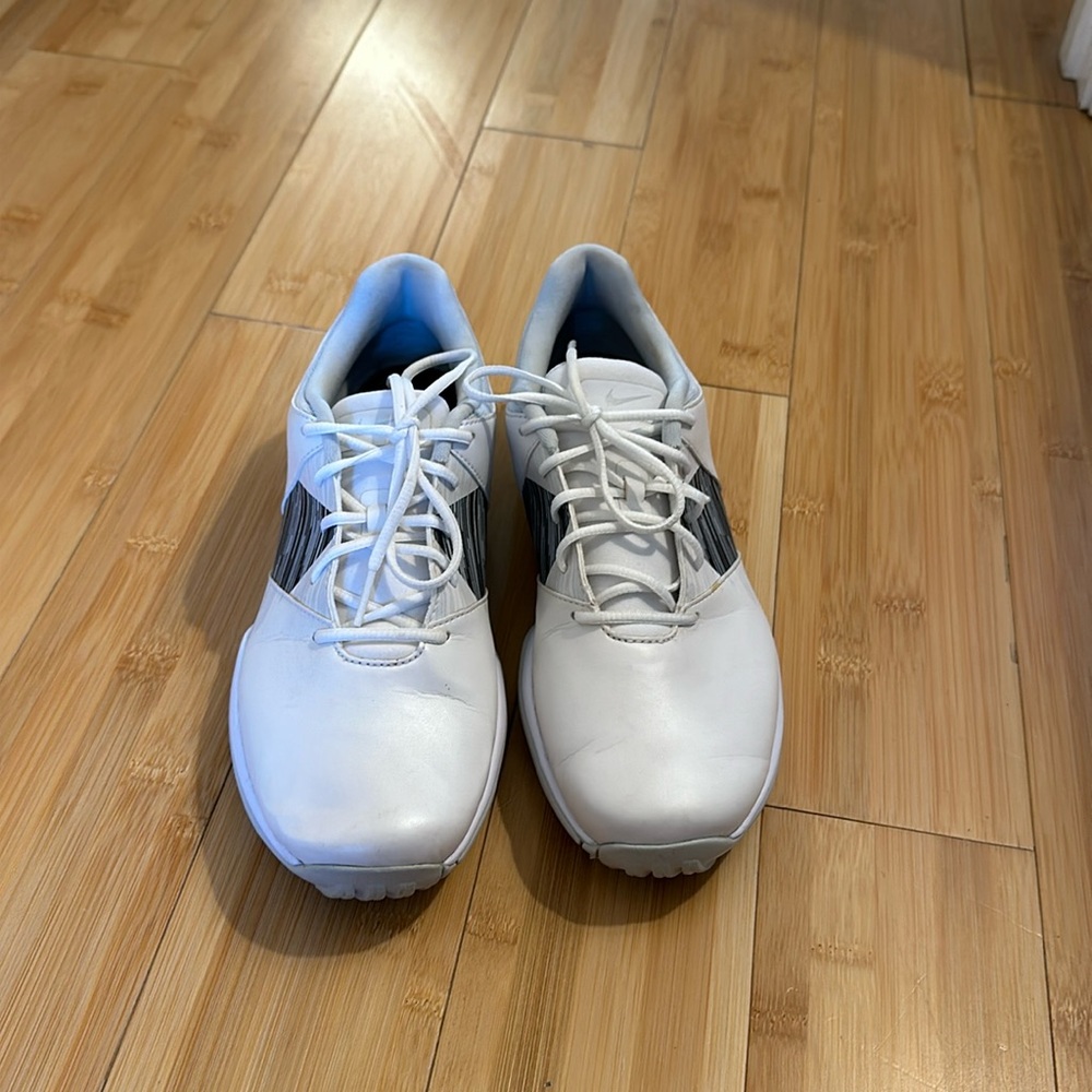 Women Nike Golf Shoes. Size 7.5